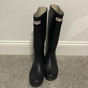 Hunter Navy boots. photos look darker than they are.